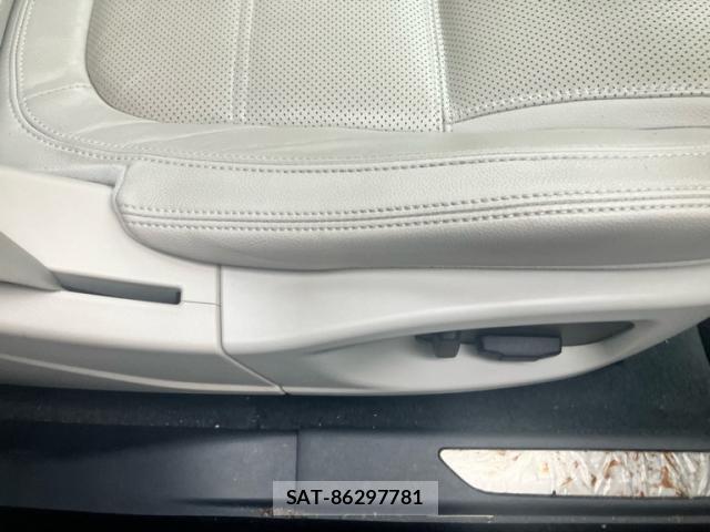 Jaguar E-PACE 2018-05 8813326-8