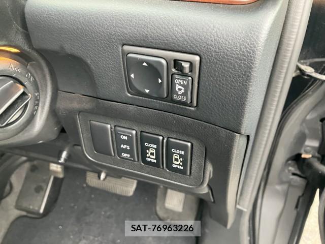 Nissan ELGRAND 2006-01 8812728-10