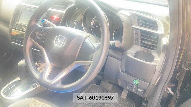 Honda FIT 2017-08 8813581-15