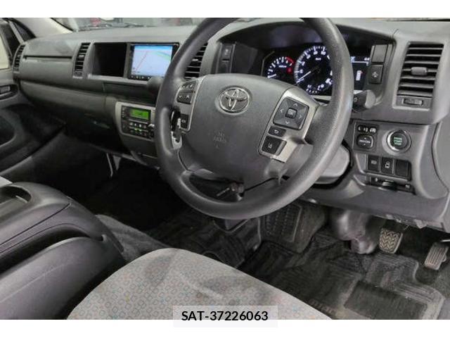 Toyota HIACE COMMUTER 2025-04 8812595-3