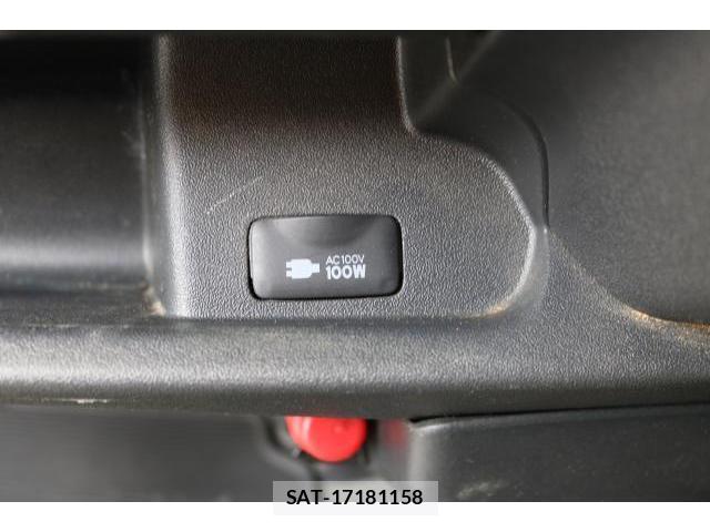 Toyota HIACE VAN 2017-12 8812498-11