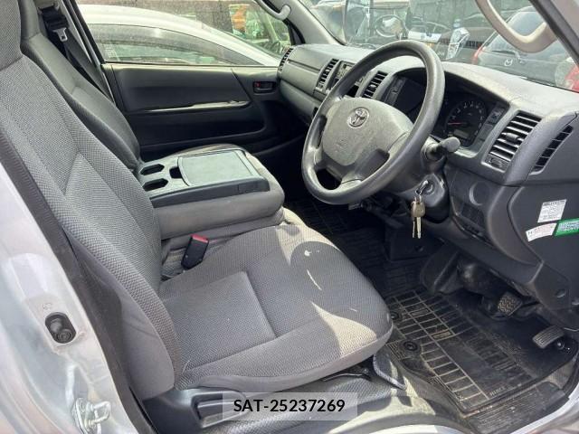 Toyota HIACE VAN 2017-06 8812630-3