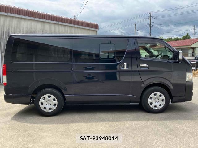 Toyota HIACE VAN 2022-09 8813914-7