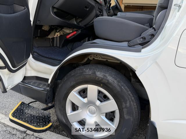 Toyota HIACE VAN 2012-04 8815846-11