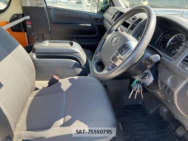 Toyota HIACE WAGON 2021-02 8812619-3