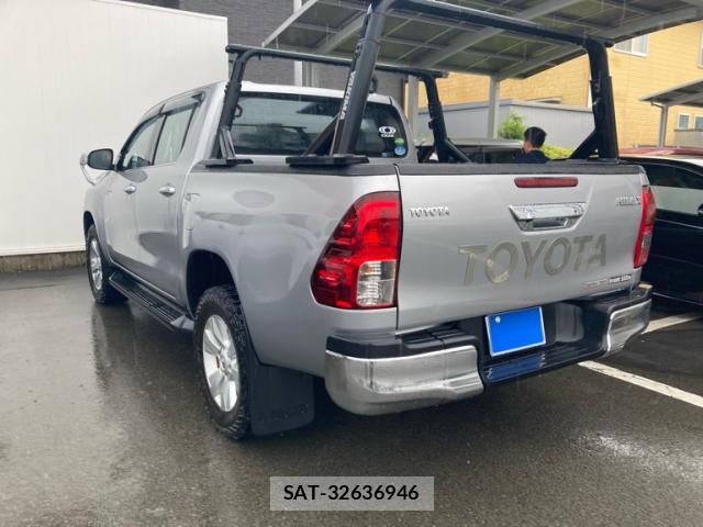 Toyota HILUX 2018-08 8812332-13