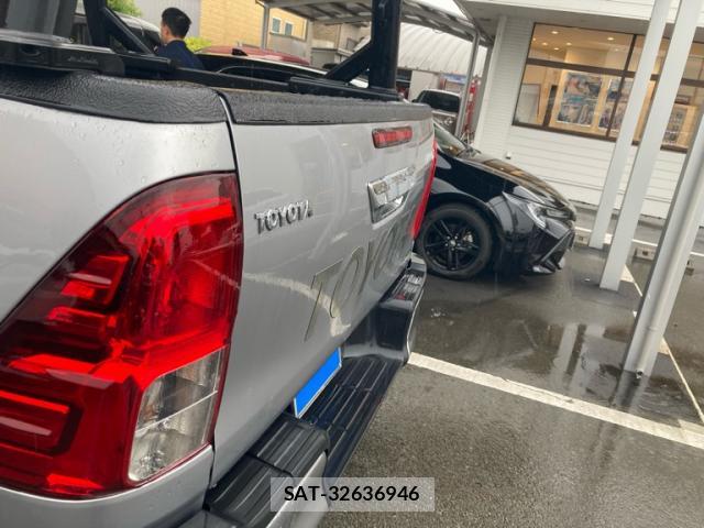 Toyota HILUX 2018-08 8812332-16