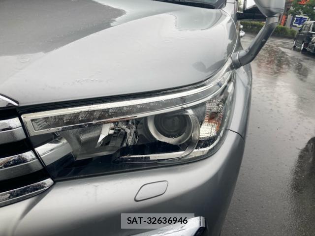 Toyota HILUX 2018-08 8812332-3