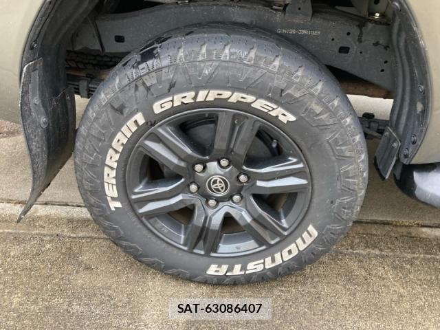 Toyota HILUX 2023-10 8814556-4