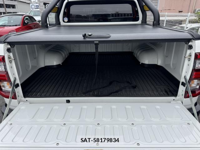 Toyota HILUX 2023-03 8817205-18