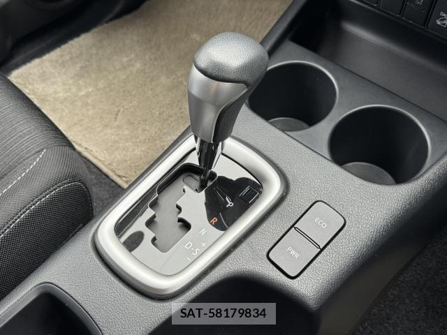 Toyota HILUX 2023-03 8817205-9