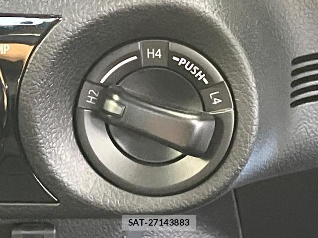 Toyota HILUX 2023-11 8817810-2