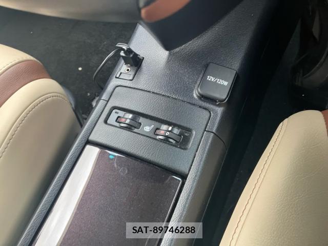Lexus HS 2012-03 8814169-16