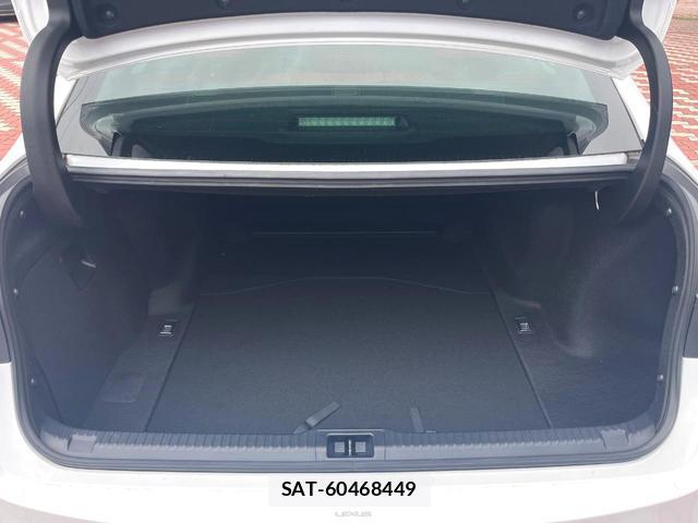Lexus IS 2023-10 8813209-10