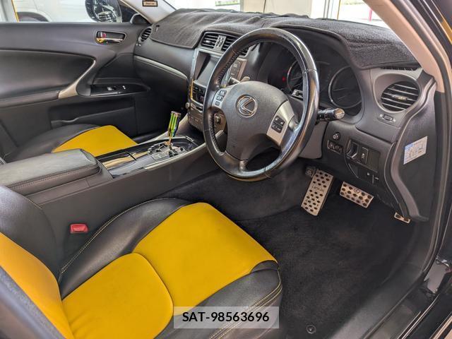 Lexus IS 2011-11 8814538-11