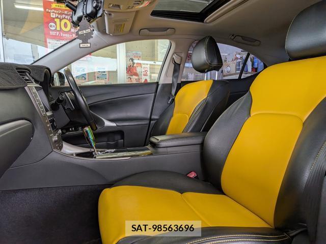 Lexus IS 2011-11 8814538-15