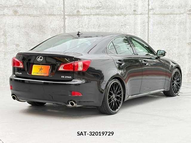 Lexus IS 2011-02 8815242-3
