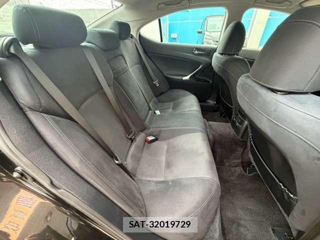 Lexus IS 2011-02 8815242-7