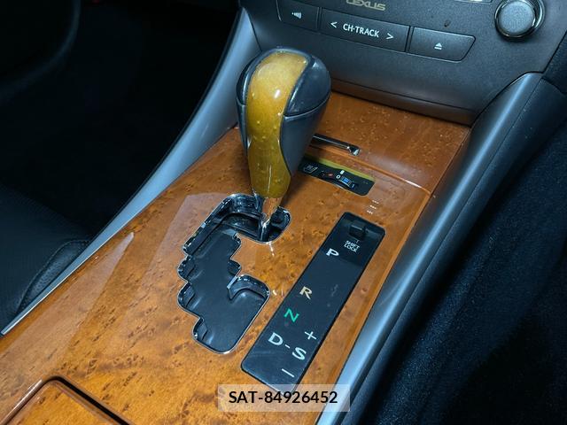Lexus IS 2013-06 8817391-16