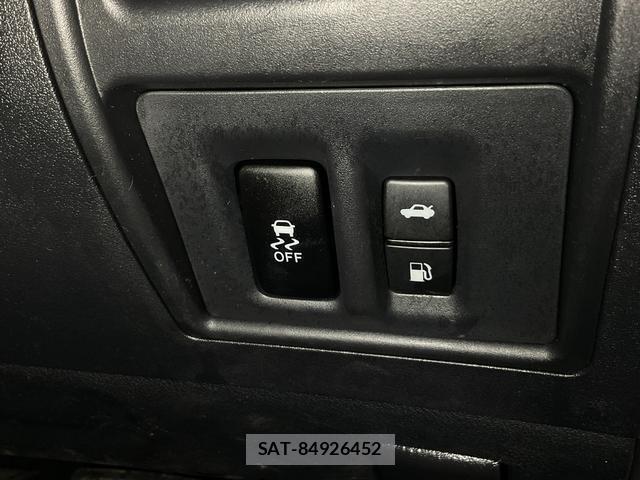 Lexus IS 2013-06 8817391-18