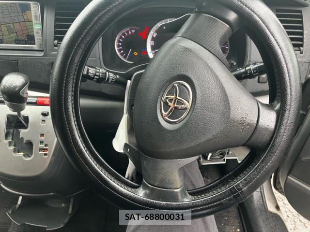 Toyota ISIS 2008-03 8812427-11