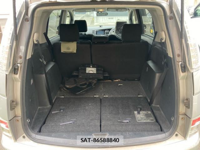 Toyota ISIS 2016-08 8813597-10