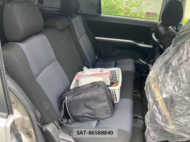 Toyota ISIS 2016-08 8813597-16