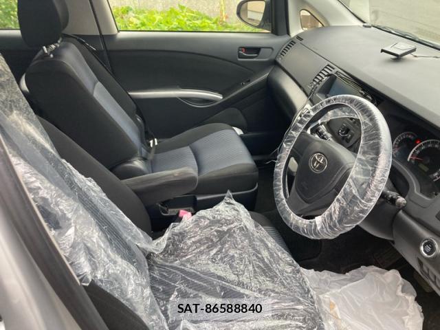 Toyota ISIS 2016-08 8813597-17