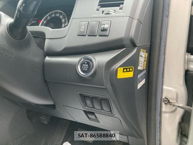 Toyota ISIS 2016-08 8813597-19