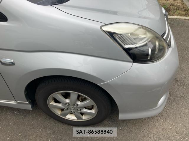 Toyota ISIS 2016-08 8813597-2