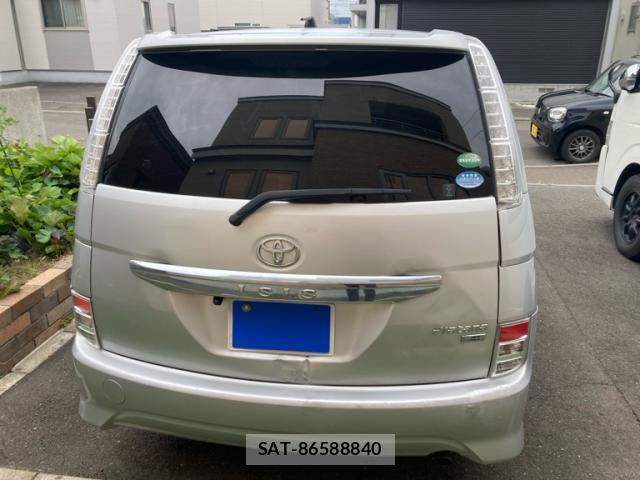 Toyota ISIS 2016-08 8813597-3