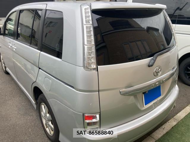 Toyota ISIS 2016-08 8813597-4
