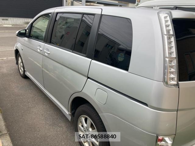 Toyota ISIS 2016-08 8813597-5