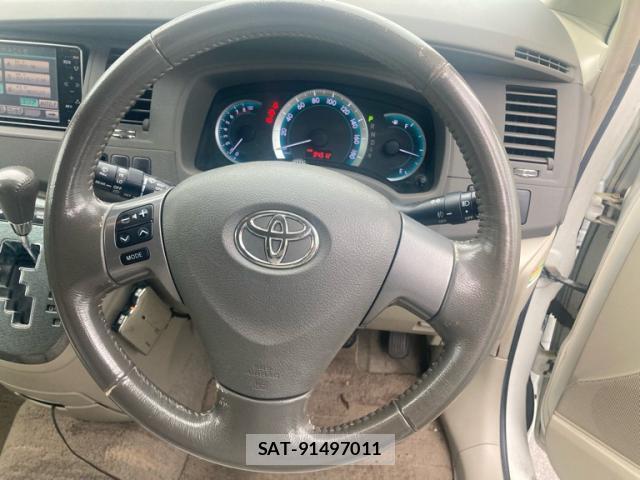 Toyota ISIS 2009-11 8813847-10