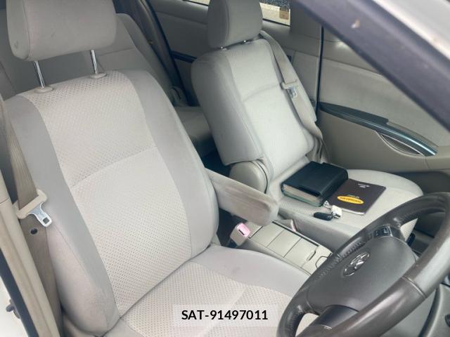 Toyota ISIS 2009-11 8813847-11