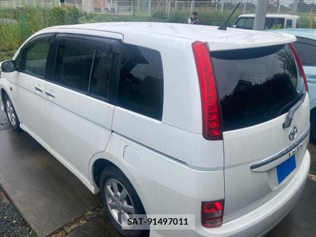 Toyota ISIS 2009-11 8813847-12