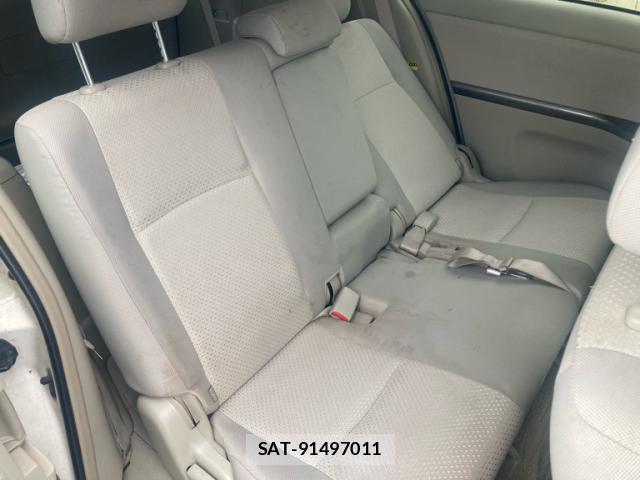 Toyota ISIS 2009-11 8813847-14