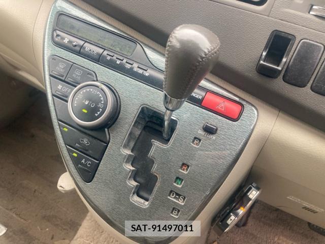 Toyota ISIS 2009-11 8813847-16
