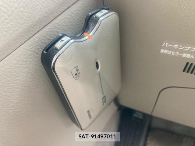 Toyota ISIS 2009-11 8813847-17