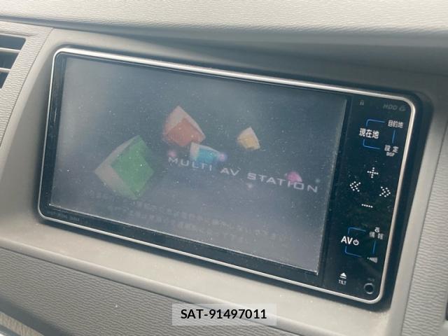Toyota ISIS 2009-11 8813847-18