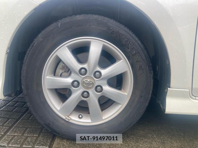 Toyota ISIS 2009-11 8813847-6