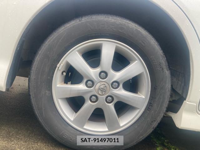 Toyota ISIS 2009-11 8813847-8