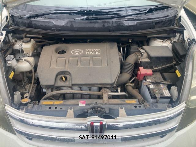 Toyota ISIS 2009-11 8813847-9