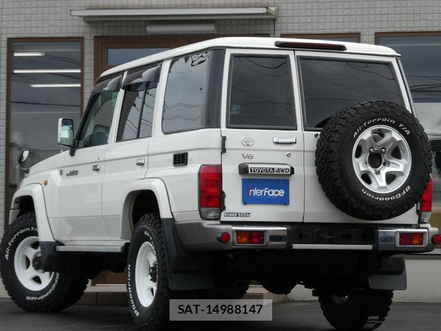 Toyota Land Cruiser 70 2015-12 8812908-11