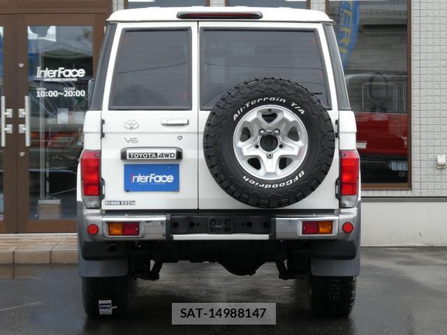Toyota Land Cruiser 70 2015-12 8812908-13
