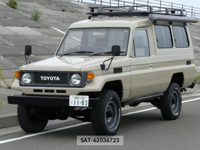 Toyota Land Cruiser 70 2015-08 8812910-0