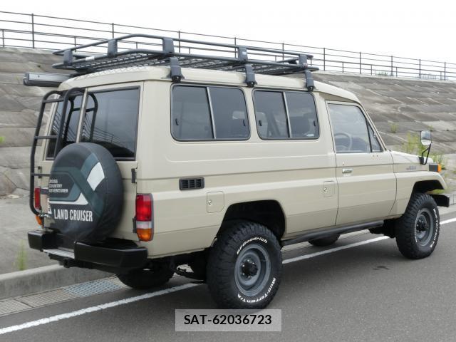 Toyota Land Cruiser 70 2015-08 8812910-2