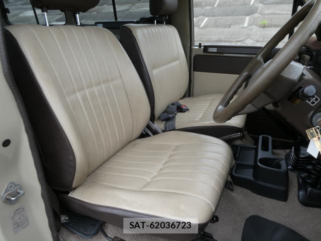 Toyota Land Cruiser 70 2015-08 8812910-4