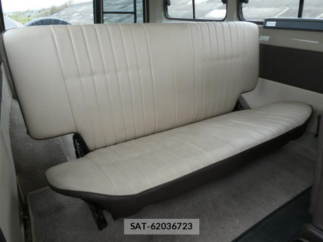 Toyota Land Cruiser 70 2015-08 8812910-5