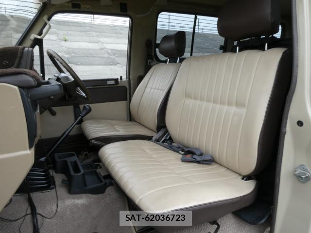 Toyota Land Cruiser 70 2015-08 8812910-9